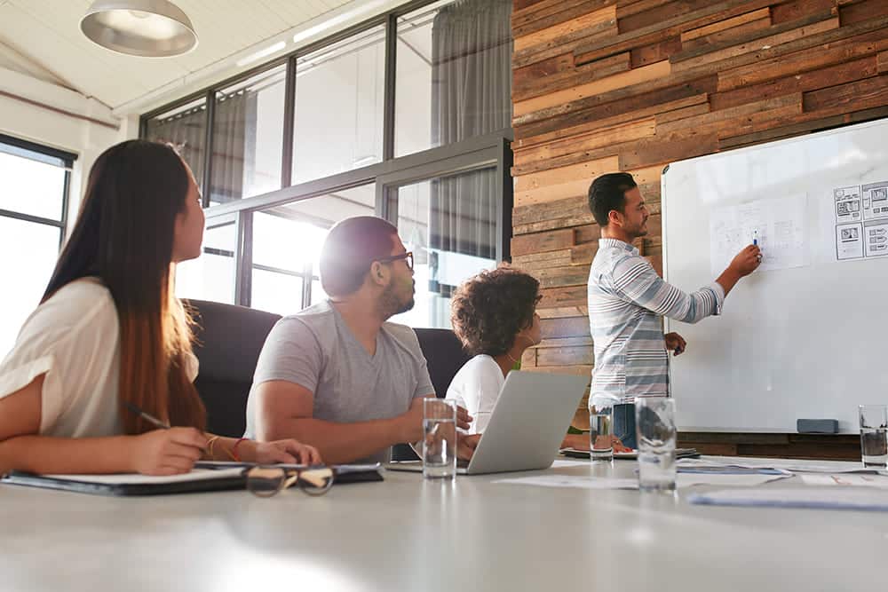 Equipe participando de uma reunião sobre prospecção de clientes